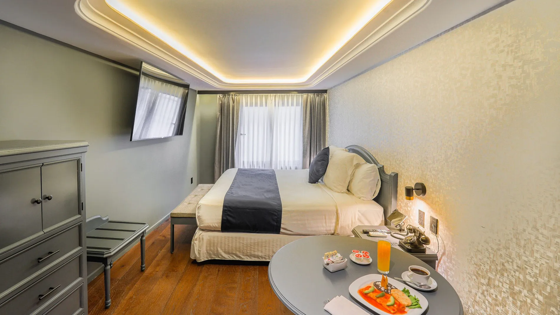 Habitación del hotel en CDMX con una tina de baño, ofreciendo un ambiente cómodo y relajante.