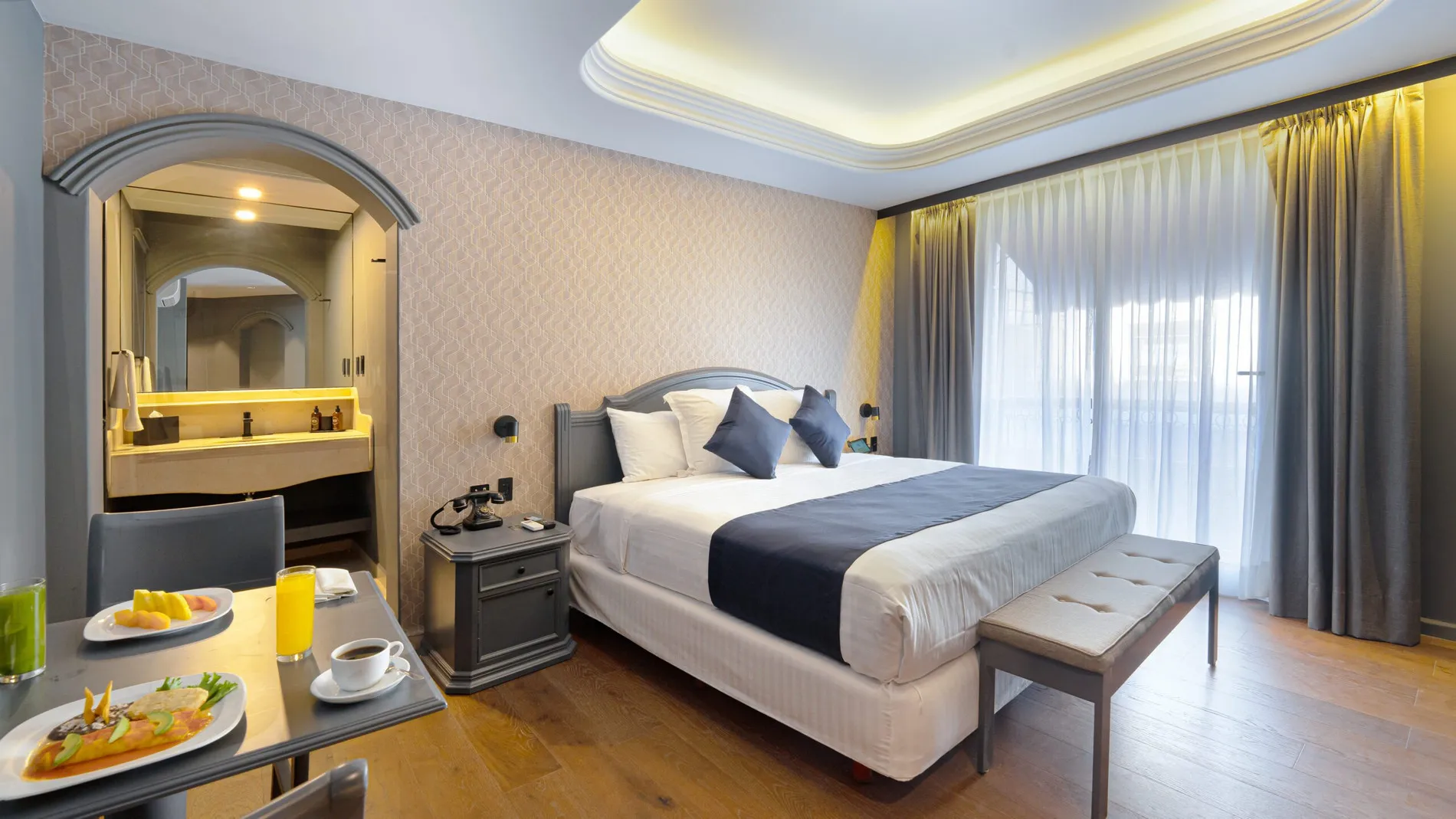 Habitación One Big Bed Suite del hotel en CDMX, mostrando el espacio completo con una cama grande y un diseño moderno y elegante.