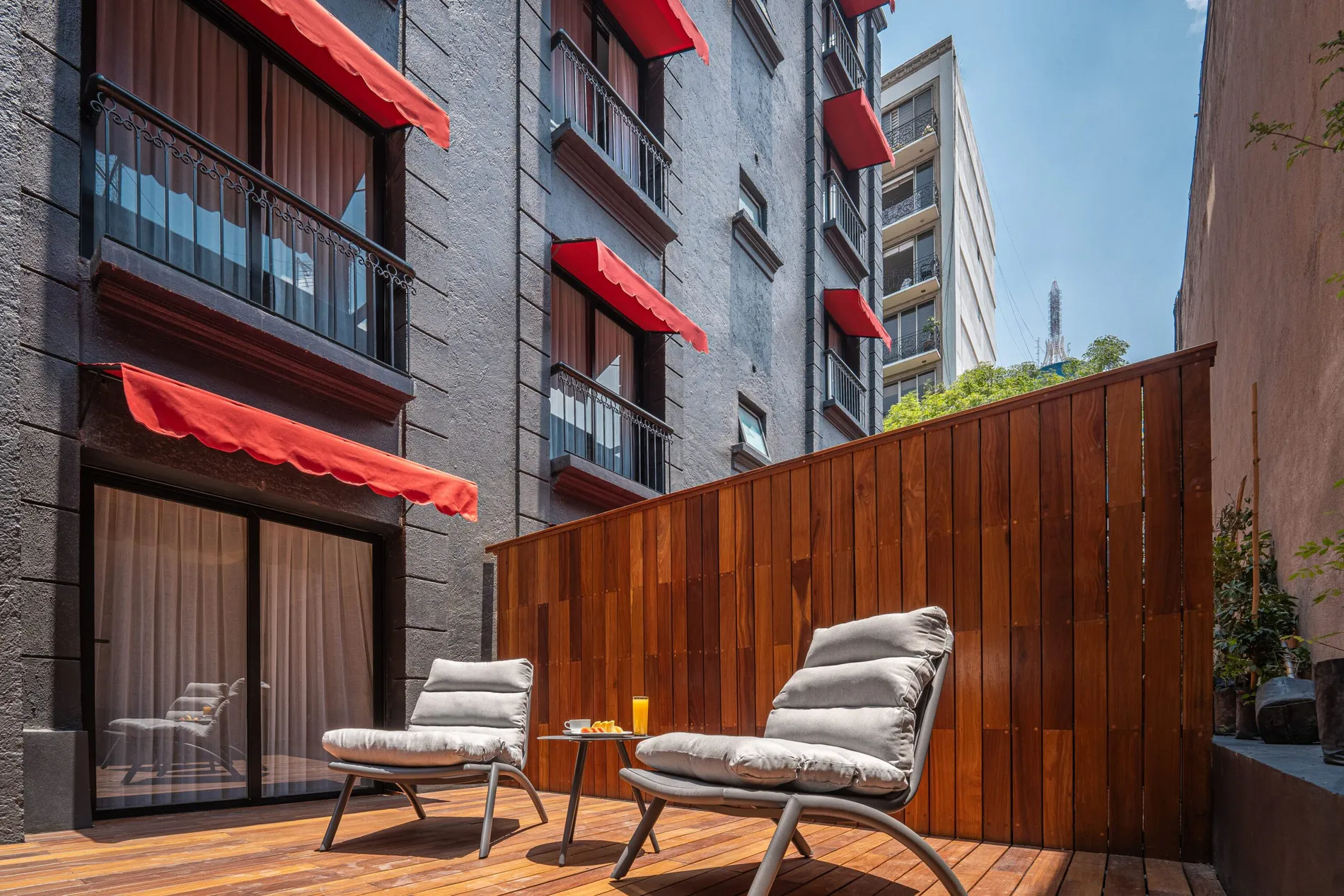 Terraza de la habitación Terrace Suite del hotel en CDMX, con vistas panorámicas de la ciudad.